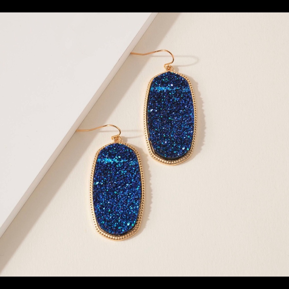 Druzy Stone dangling earrings
1.75”
Lead compliant Nickle free